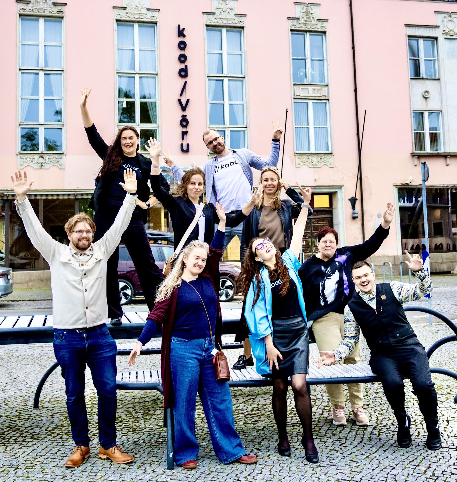 Tiim kood/Võru. Tagumises reas vasakult: Kätlin Merisalu, Justin Hein, keskmises reas: Helen Sakson, Mari-Liis Kitter. Ees: Peep Noorkõiv, Imbi Haljasorg, Ingrid Änilane, Riina Einberg, Dmitri Orehhov. FOTO: Tiina Männe